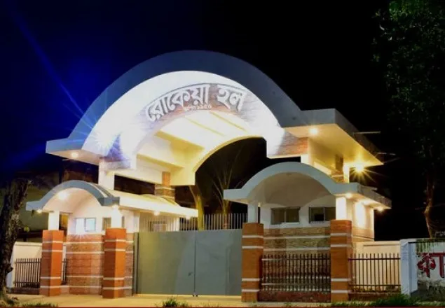 আচরণবিধি ভেঙ্গে ১হলেই ৫০০ ছাত্রীকে খাওয়ালো ছাত্রলীগ 