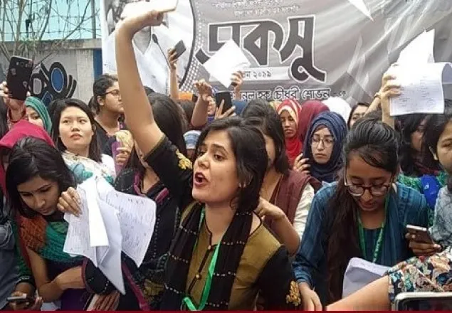 ছাত্রলীগের পক্ষে  সিল মারা ১ বস্তা ব্যালট উদ্ধার (ভিডিও)