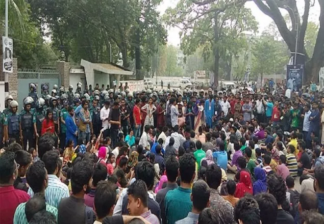 ভিসির বাসভবনের সামনে অবস্থান, ধর্মঘটের ডাক