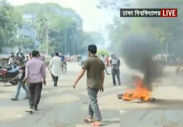 ভিসির বাসভবন ঘিরে রেখেছে ছাত্রলীগ 