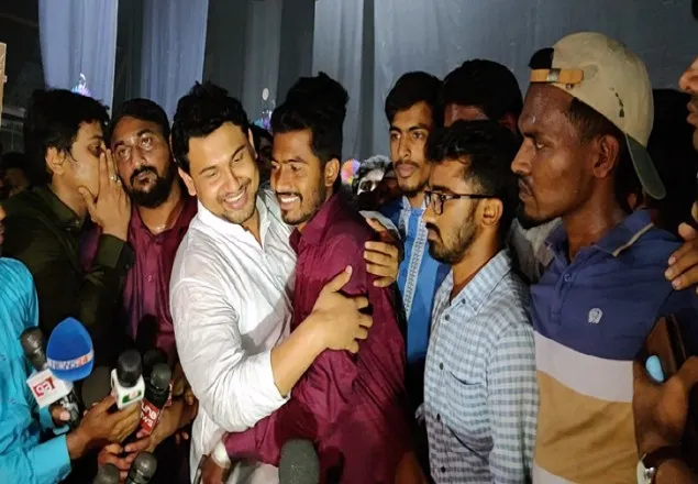 শোভনের সঙ্গে ভিপি নুরের কোলাকুলি, মেনে নিয়েছে ছাত্রলীগ