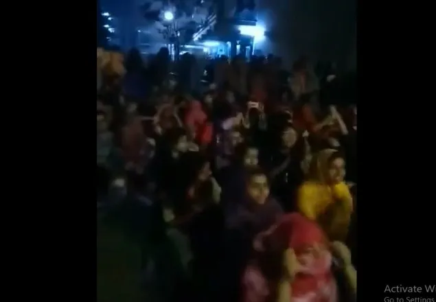 প্রাধ্যক্ষের পদত্যাগ ও পুনর্নির্বানের দাবিতে রোকেয়া হলে বিক্ষোভ