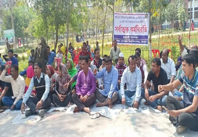 অব্যাহত কর্মবিরতিতে স্থবির হয়ে পড়ছে বেরোবির প্রশাসন