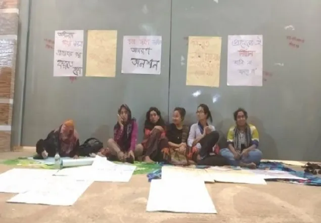 এবার আমরণ অনশনে রোকেয়া হলের ৫ শিক্ষার্থী