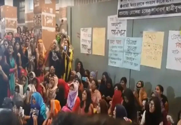 আলটিমেটাম দিয়ে স্থগিত রোকেয়া হলের অনশন