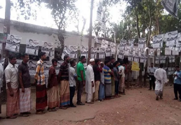 জোর করে বাড়ি থেকে ধরে আনা হচ্ছে ভোটারদের