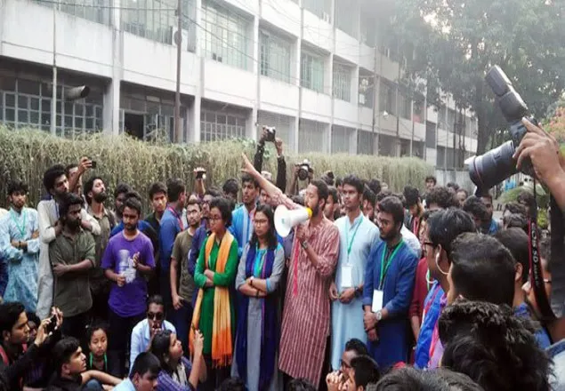 পাঁচ দফা দাবিতে ঢাবি ভিসি কার্যালয়ের সামনে অবস্থান