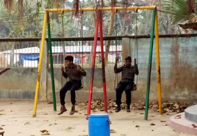  উপজেলা নির্বাচন: দোল খেয়ে সময় কাটাচ্ছেন নিরাপত্তা কর্মীরা