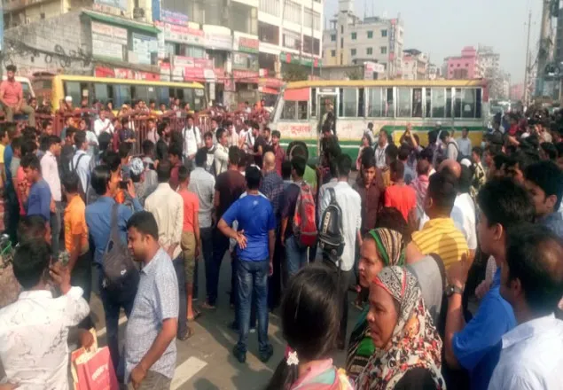 রাজধানীতে বাসের ধাক্কায় ছাত্র নিহত, রাস্তা অবরোধ 