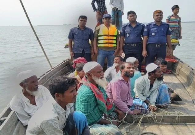 নিষেধাজ্ঞা অমান্য করে মাছ ধরায় ৯ জেলের জরিমানা