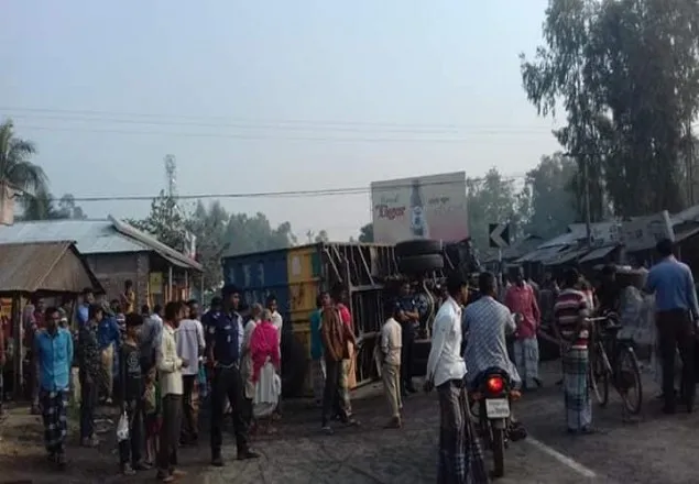 গাইবান্ধায় সড়ক দুর্ঘটনায় নিহত ৩ আহত ৬