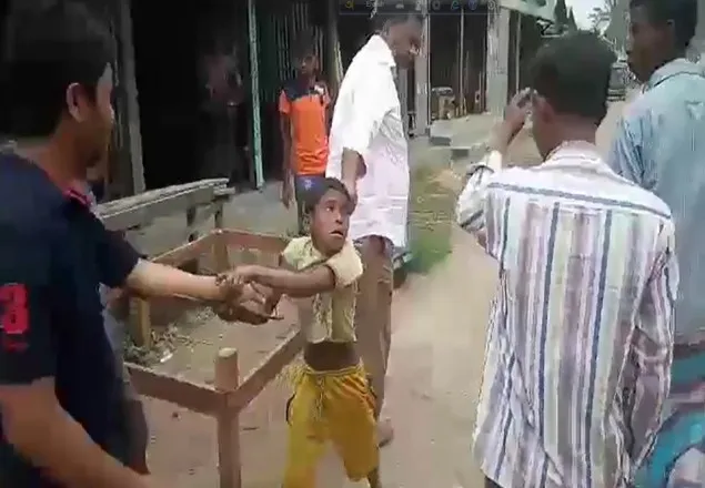 পা ধরে আকুতির পরও ছাড় পাচ্ছে না শিশুটি (ভিডিও ভাইরাল)