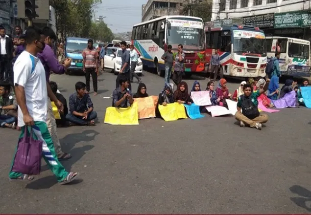 পুরান ঢাকায় জবি শিক্ষার্থীদের সড়ক অবরোধ 