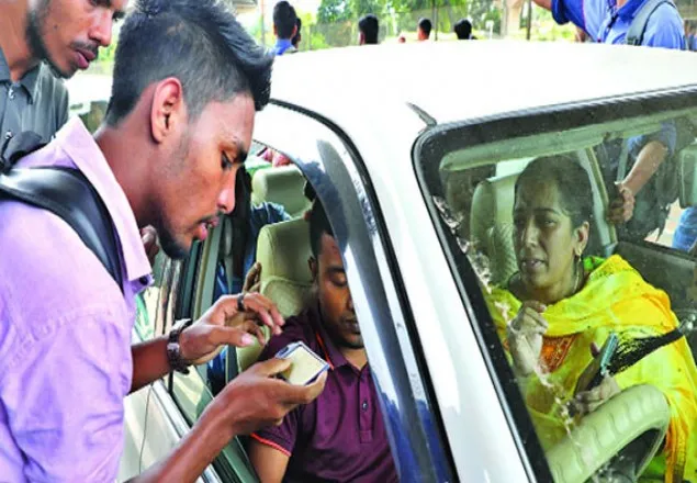 ফের যানবাহনের লাইসেন্স পরীক্ষা করছেন শিক্ষার্থীরা