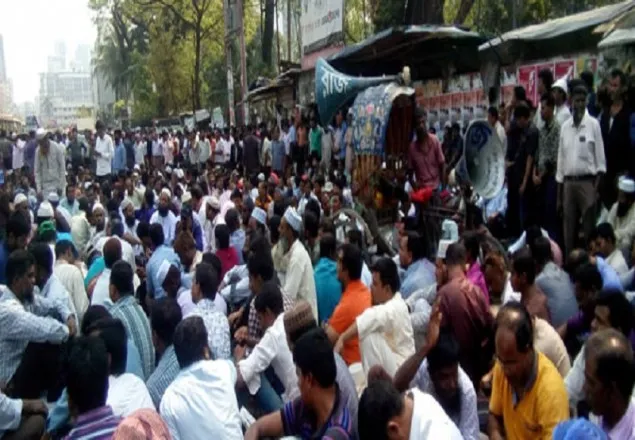 শিক্ষকদের ধর্মঘটে যান চলাচল বন্ধ