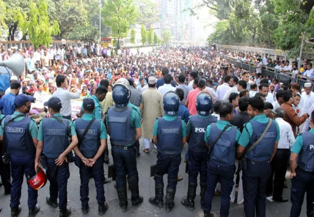 পদযাত্রায় পুলিশের বাধা, রাজপথে শিক্ষক-কর্মচারীরা