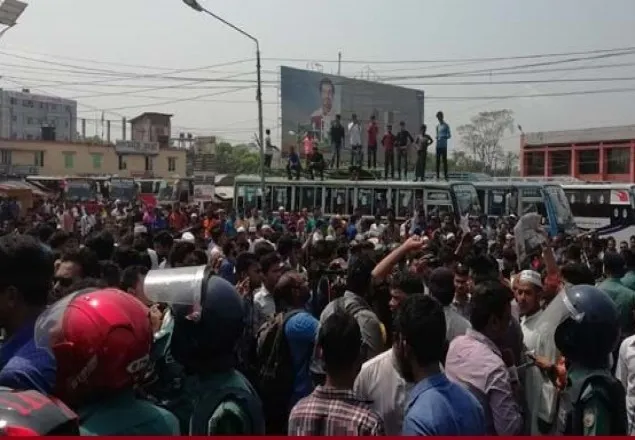নিরাপদ সড়‌কের দাবিতে বরিশালে বিক্ষোভ, সড়ক অব‌রোধ