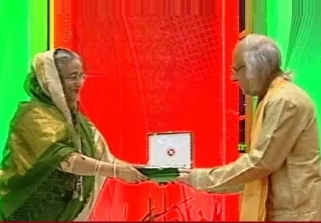 ১২ ব্যক্তি ও ১ প্রতিষ্ঠানকে ‘স্বাধীনতা পুরস্কার’ দিলেন প্রধানমন্ত্রী 