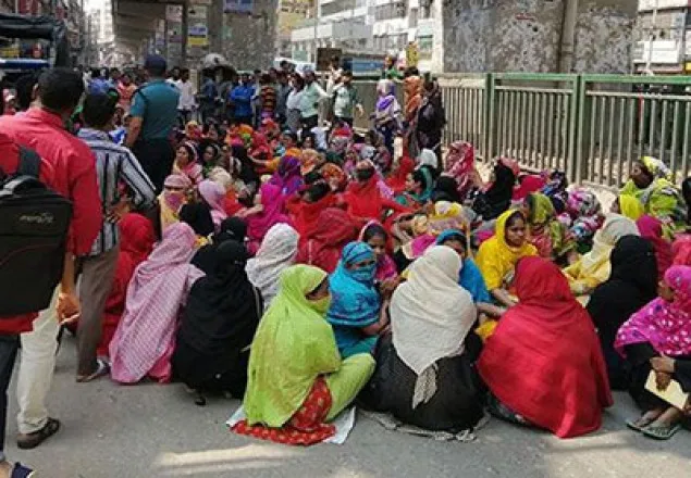 রামপুরায় গার্মেন্ট শ্রমিকদের বিক্ষোভ, সড়ক অবরোধ