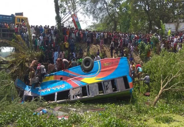 মাদারীপুরে বাস খাদে পড়ে নিহত বেড়ে ৭