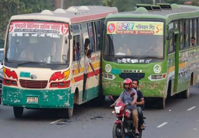 গুলিস্তানে এক বাসের চাপায় অন্য বাসের হেলপার নিহত