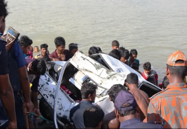 দুই তরুণী নিয়ে ঘুরতে গিয়ে নদীতে প্রাইভেটকার