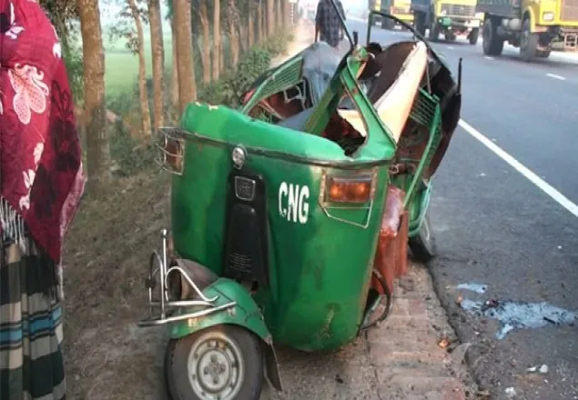 নোয়াখালীতে বাস-অটোরিকশা সংঘর্ষে চারজন নিহত