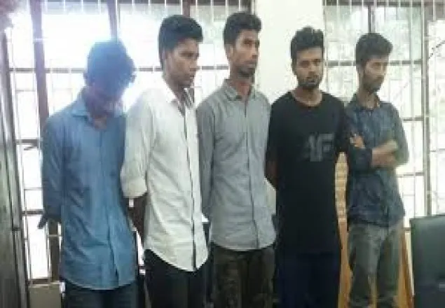 জাবিতে ছিনতাই করতে গিয়ে ৫ ছাত্রলীগ কর্মী আটক