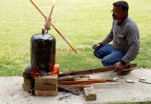 পোড়া মবিল থেকে গ্যাস ও তেল তৈরি করলেন মোটরমেকানিক মিজান