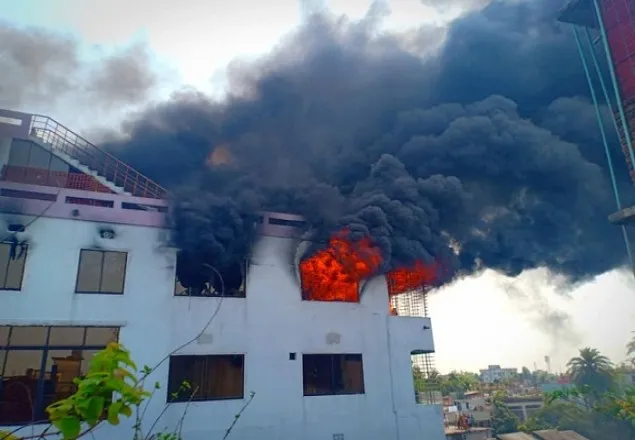  এবার নওগাঁয় বহুতল ভবনে আগুন