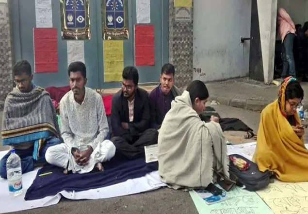 প্রক্টরের আশ্বাসে ভরসা না পেয়ে নুরদের অবস্থান কর্মসূচী অব্যাহত
