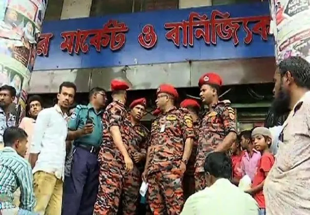 সদরঘাটের এক একটি স্থাপনা যেনো মরণ ফাঁদ, ১০৬টি মার্কেটই ঝুঁকিপূর্ণ
