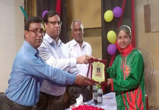 অলিম্পিকে স্বর্ণজয়ী আশামনিকে সম্মাননা দিলেন জেলা প্রশাসক