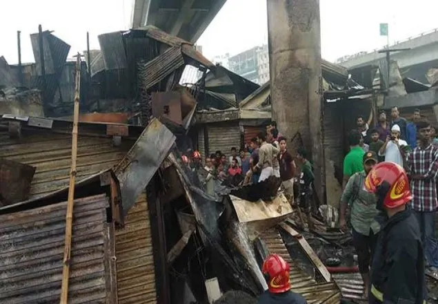খিলগাঁও বাজারে অগ্নিকাণ্ডে অর্ধশতাধিক দোকান পুড়ে ছাই