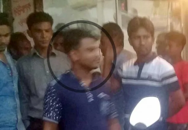 ছিনতাইকালে জনতার হাতে পুলিশ আটক