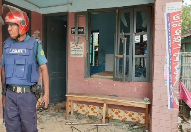 খুলনায় পুলিশ বক্সে হামলা: ২৫০ শ্রমিকের বিরুদ্ধে মামলা