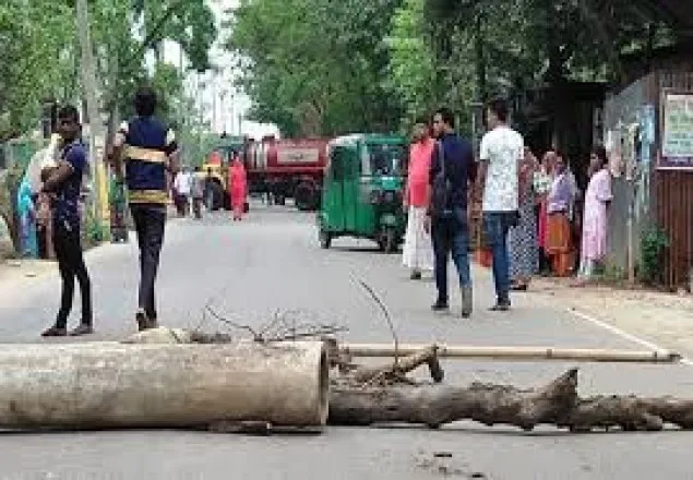 ডেমরায় বাসচাপায় শিক্ষার্থী নিহত, সড়ক অবরোধ