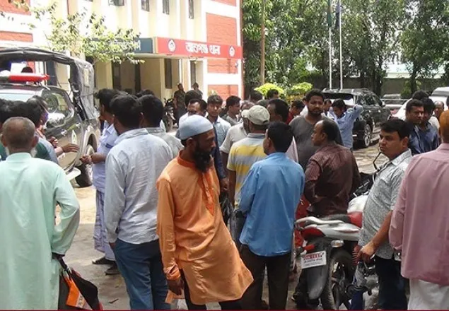 ভাইস চেয়ারম্যানের গাড়িতে গুলি, গ্রামপুলিশ নিহত