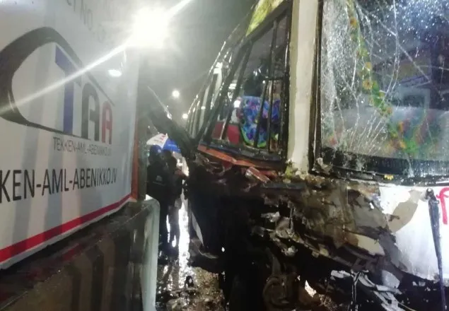 কারওয়ানবাজারে বাস দুর্ঘটনায় মা নিহত, মেয়ের অবস্থা গুরুতর