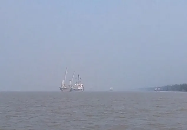 ঝড়ের কবলে পড়ে পশুর চ্যানেলে লঞ্চ ও বার্জ ডুবি, নিখোঁজ ১