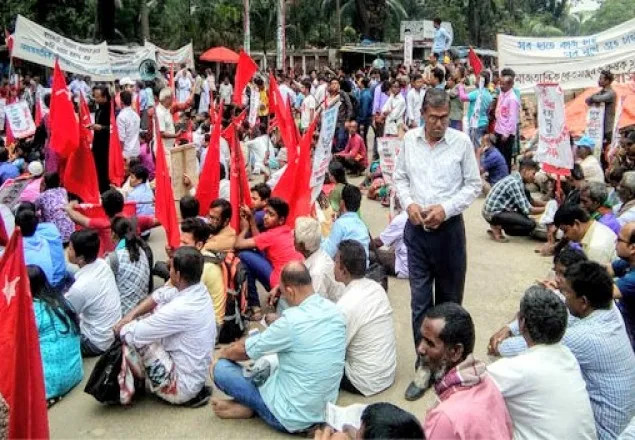 প্রেসক্লাবের সামনে রাস্তা বন্ধ করে কৃষকদের সমাবেশ