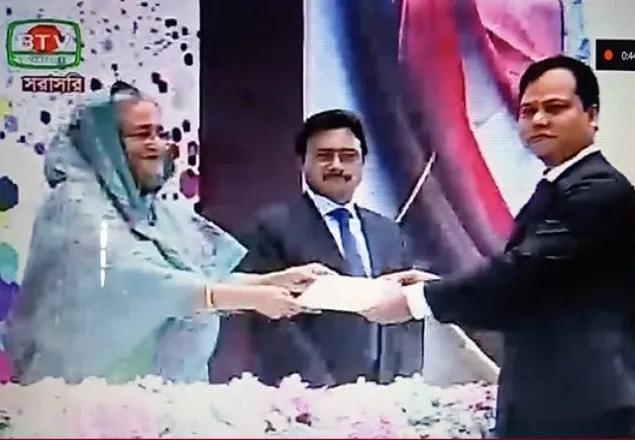 ক্যান্সার গবেষণায় প্রধানমন্ত্রী থেকে ইবি শিক্ষকের চেক গ্রহণ