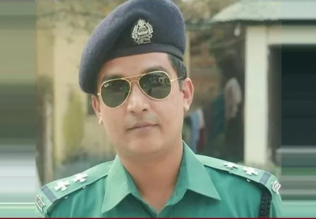 কাগজ চেক করতে গিয়ে কভার্ডভ্যান চাপায় এসআই নিহত