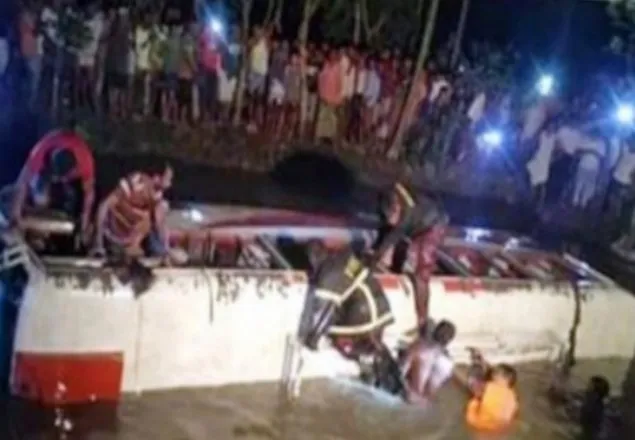 রংপুরে বরযাত্রী বাস পুকুরে, আহত ২০