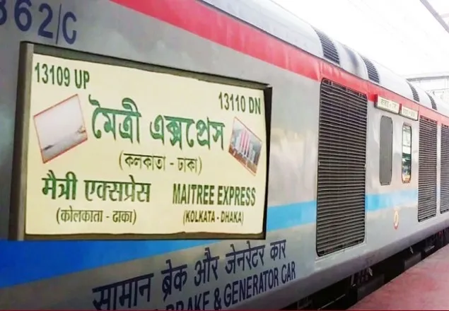 কলকাতা থেকে ঢাকাগামী ট্রেনের ধাক্কায় নিহত ৩ 