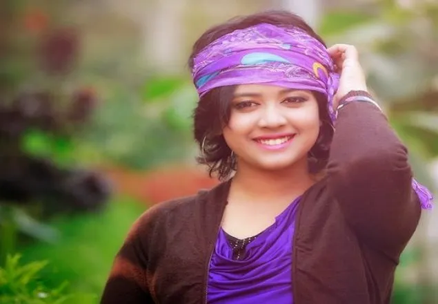 তিন মঞ্চে ঐশী