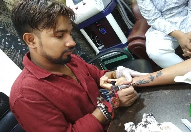 পর্ণোগ্রাফি আইনে সেই অশ্লীল ট্যাটুকারী গ্রেফতার