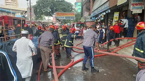 ফার্মগেটে বাণিজ্যিক ভবনে আগুন, নিয়ন্ত্রণে ৫ ইউনিট
