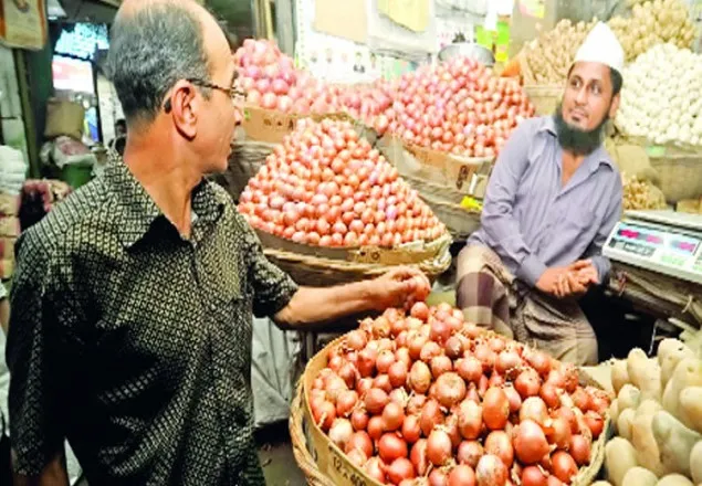 বাড়ছে আলু-পেঁয়াজের দাম