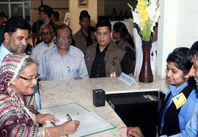 ১০ টাকার টিকিটে চিকিৎসা নিলেন প্রধানমন্ত্রী